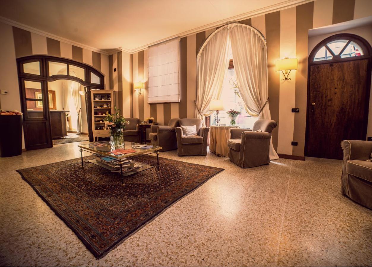 알바 Palazzo Finati B&B 외부 사진
